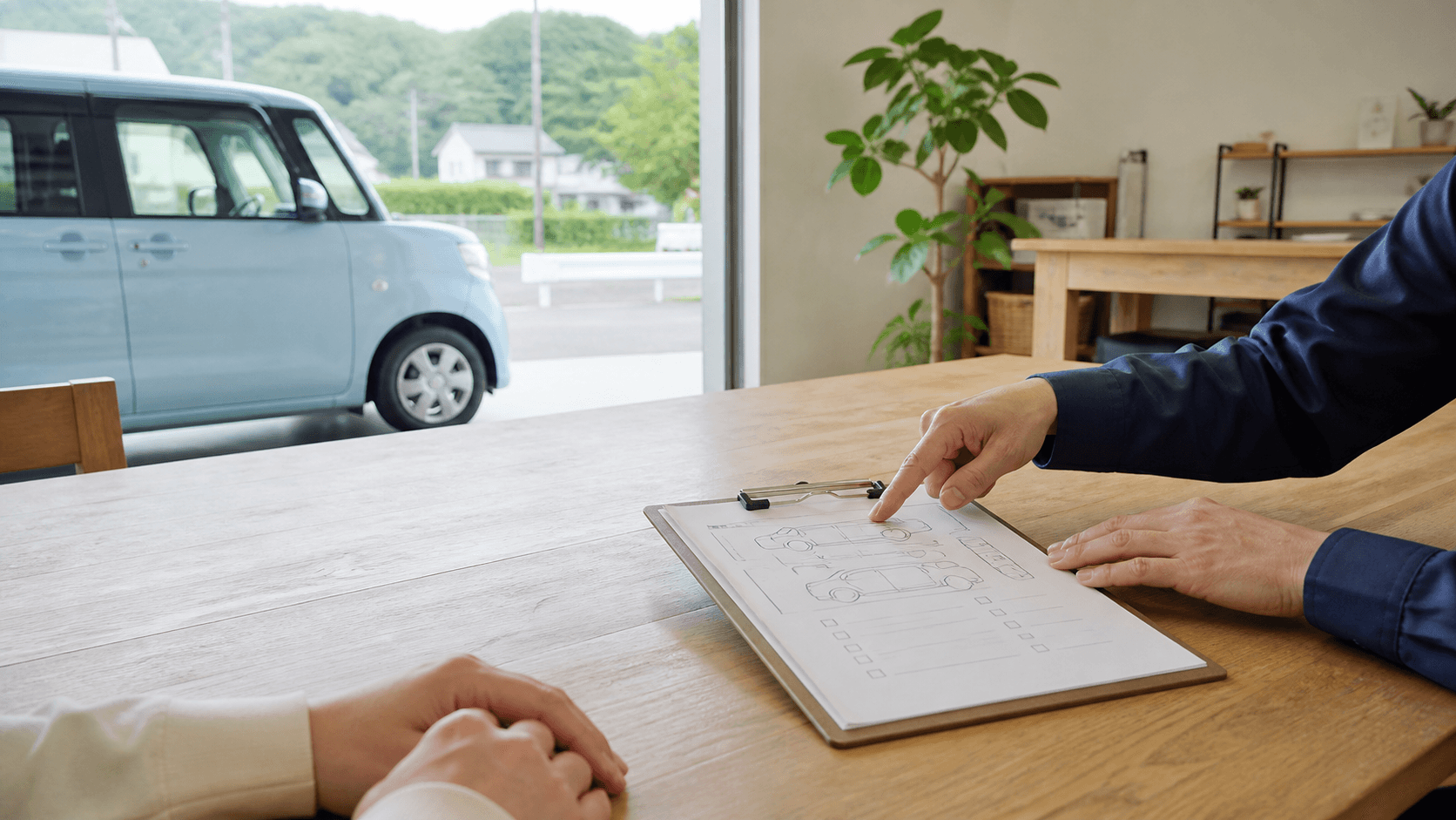 車の査定項目を一緒に確認する相談風景のイメージ