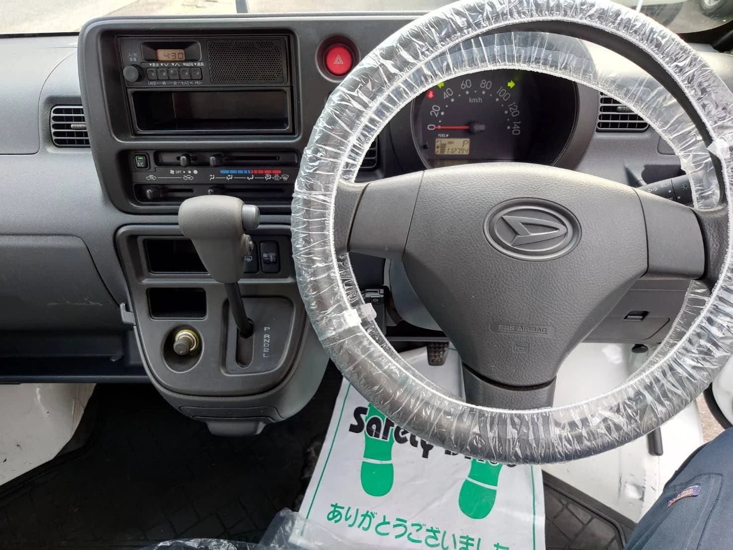 ダイハツ ハイゼットカーゴ スペシャル 4WDのメーターとオートマ操作部