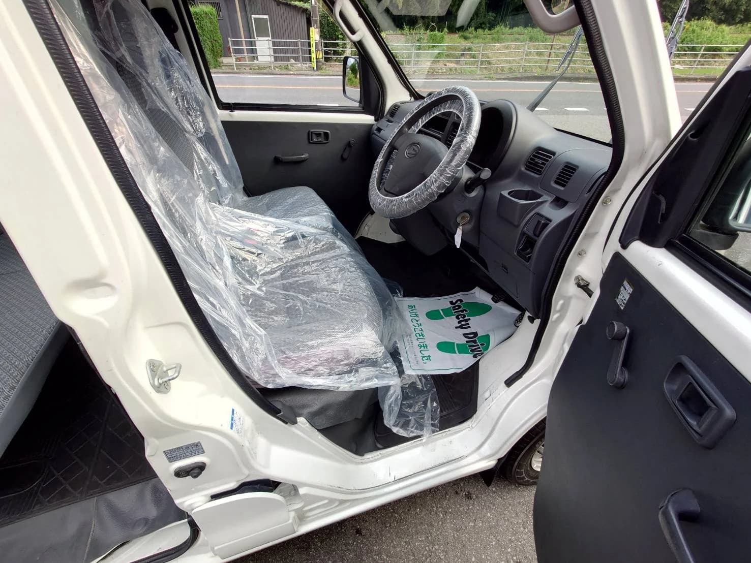 ダイハツ ハイゼットカーゴ スペシャル 4WDの前席と運転席