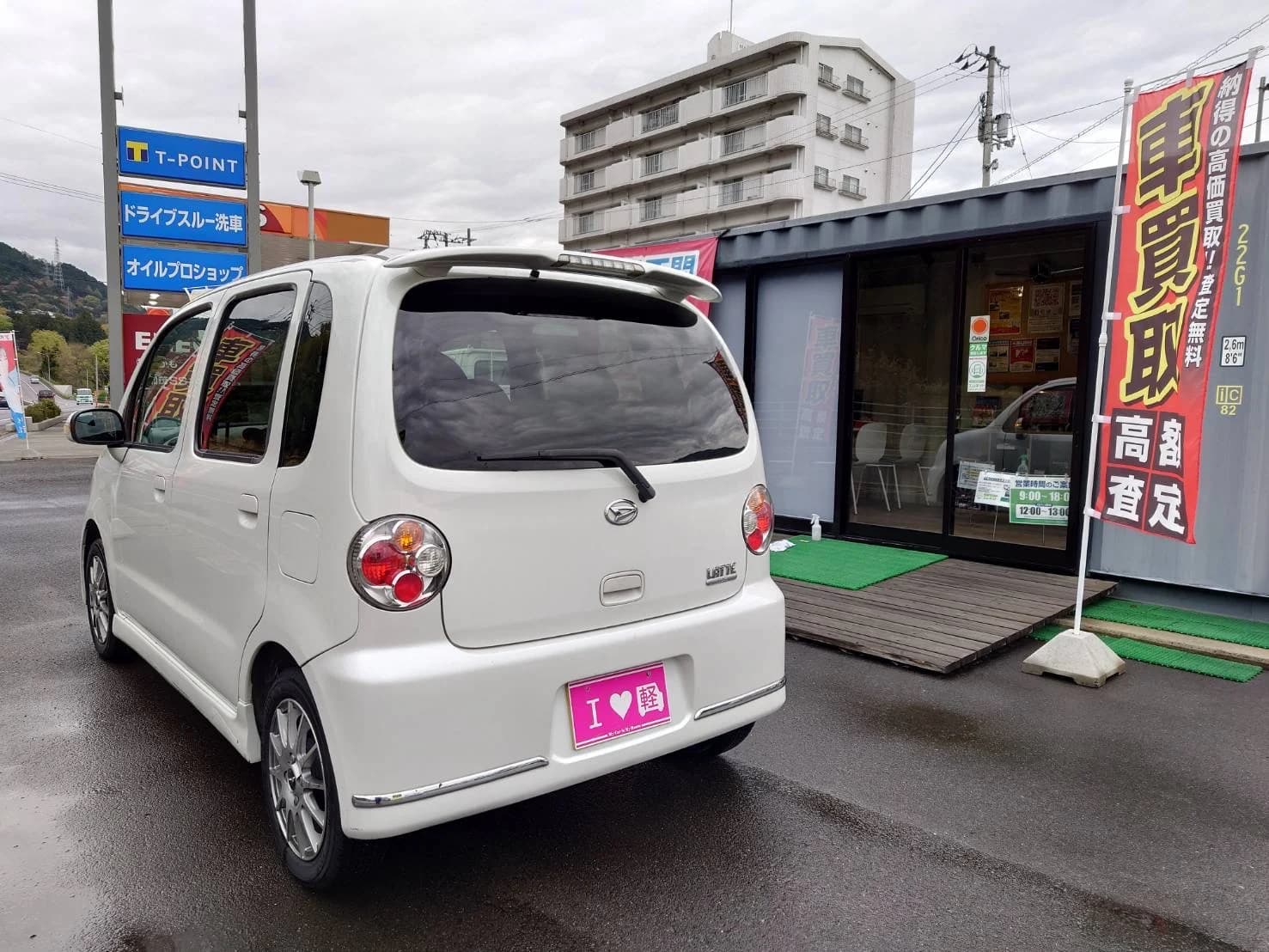 白いダイハツ ムーヴラテ COOLの左後方外観