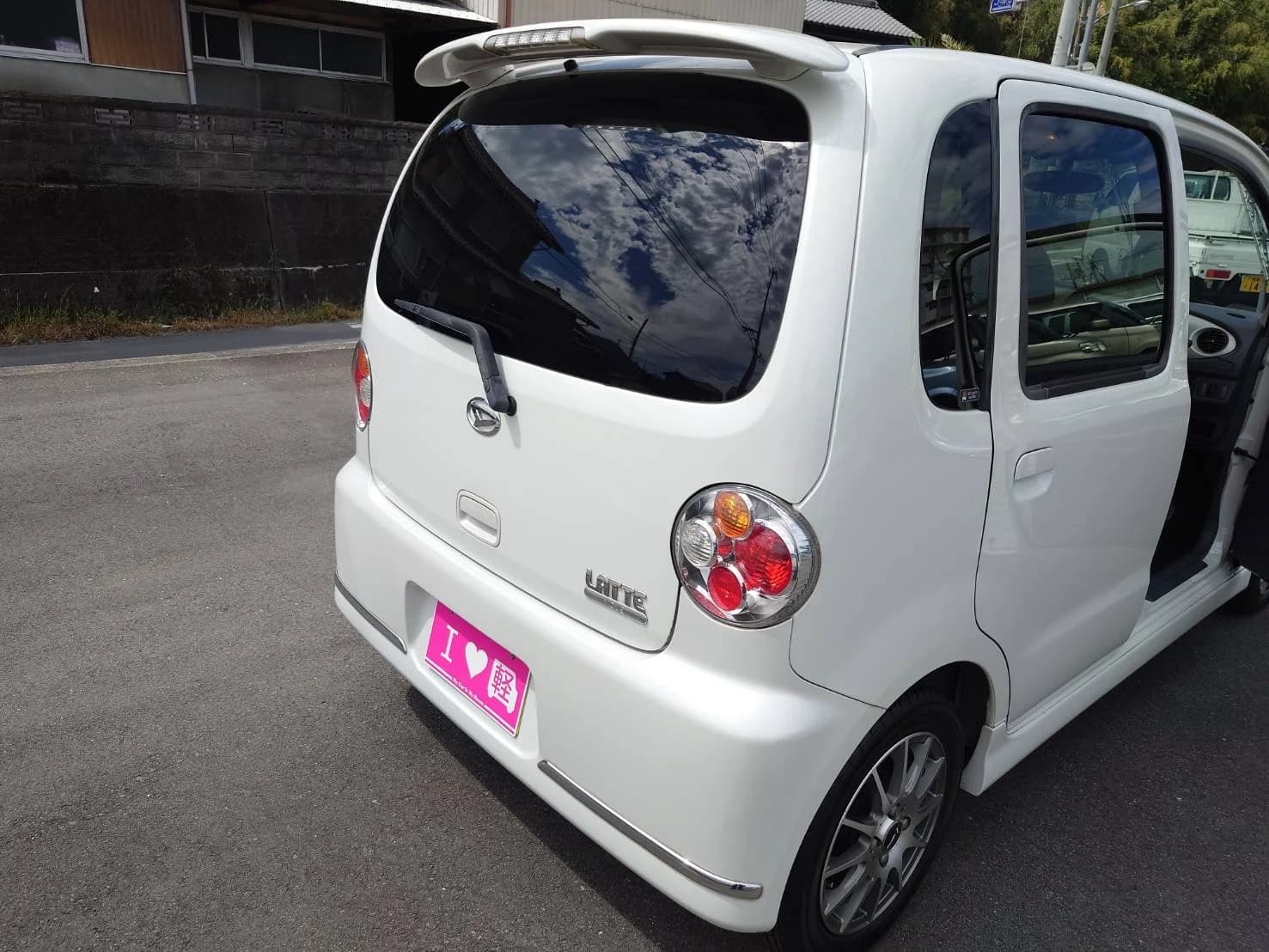 白いダイハツ ムーヴラテ COOLの右後方外観